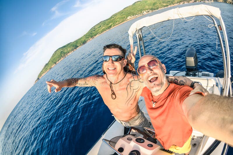 Melhores amigos aventurosos que tomam o selfie na ilha de Giglio fotografia de stock royalty free Melhores amigos aventurosos que tomam o selfie na ilha de Giglio fotografia de stock royalty free