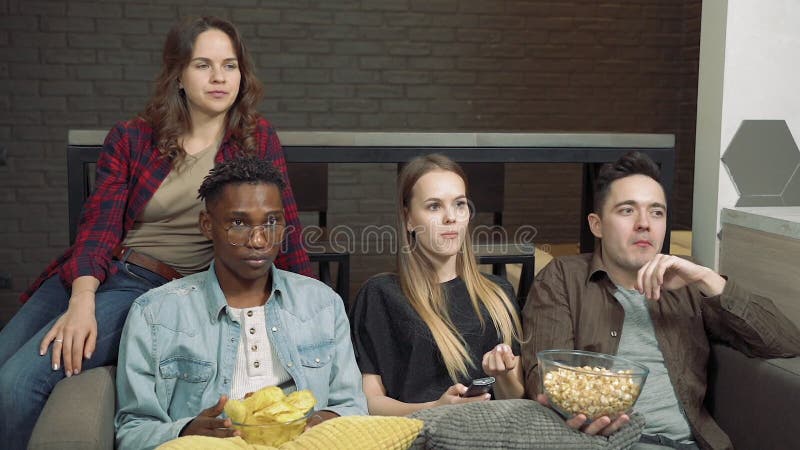 Conceitual assistir jogo de futebol no sofá na televisão com garrafas de  cerveja e tigela de pipoca em amigos apreciando jogo de futebol TV fotos,  imagens de © TheVisualsYouNeed #193389504