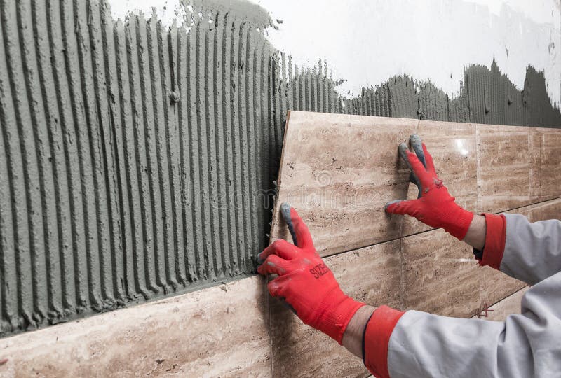 Melhoria home, renovação - o tiler do trabalhador da construção é tili imagem de stock Melhoria home, renovação - o tiler do trabalhador da construção é tili imagem de stock