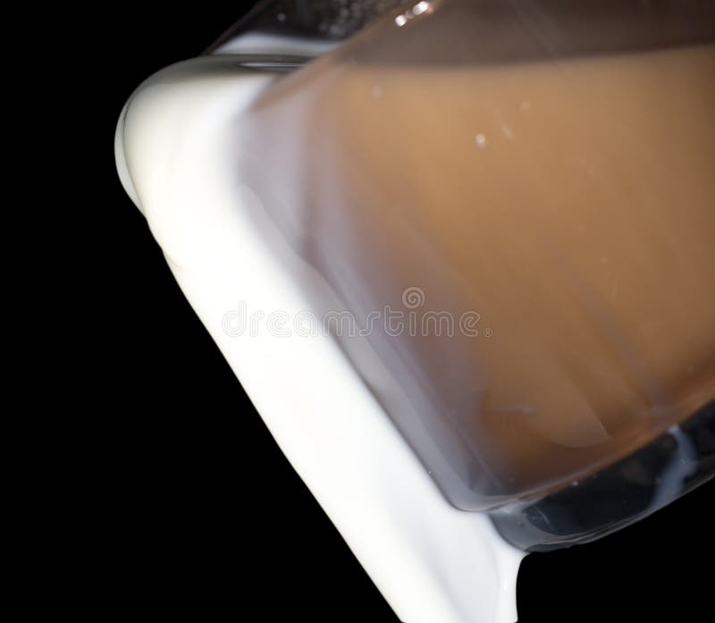 Melk in een glas op een zwarte achtergrond royalty-vrije stock foto's