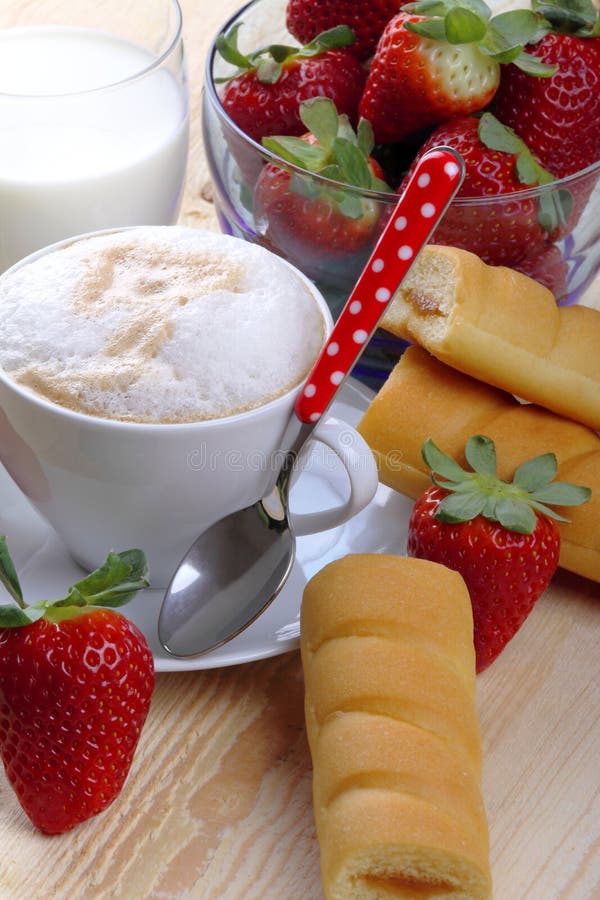 Melk en koffie en aardbeien royalty-vrije stock fotografie Melk en koffie en aardbeien royalty-vrije stock fotografie