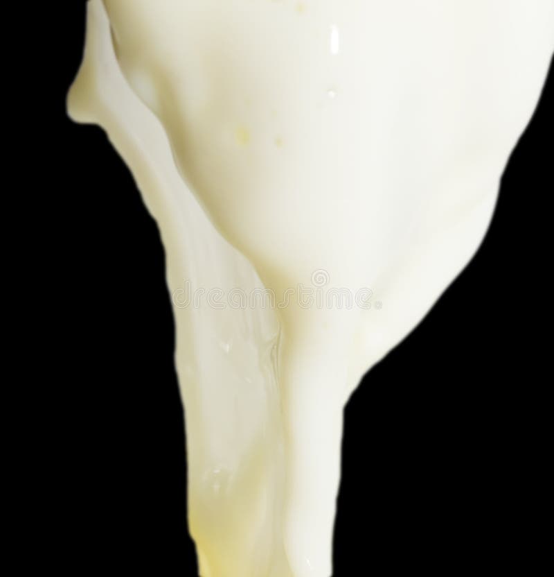 Melk op een zwarte achtergrond royalty-vrije stock afbeelding