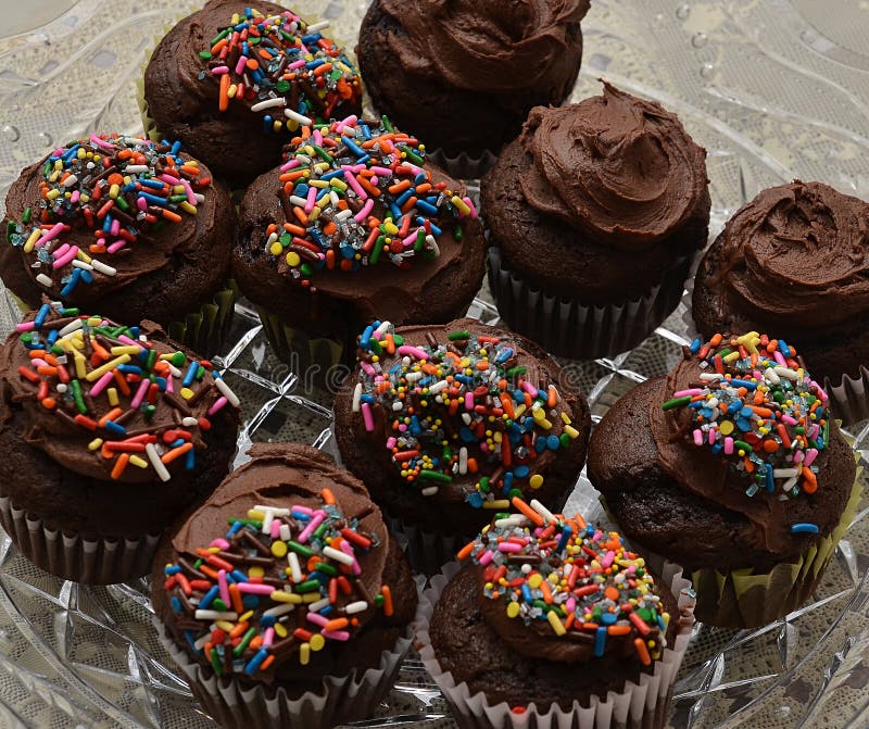 Melkchocola cupcakes stock afbeeldingen Melkchocola cupcakes stock afbeeldingen