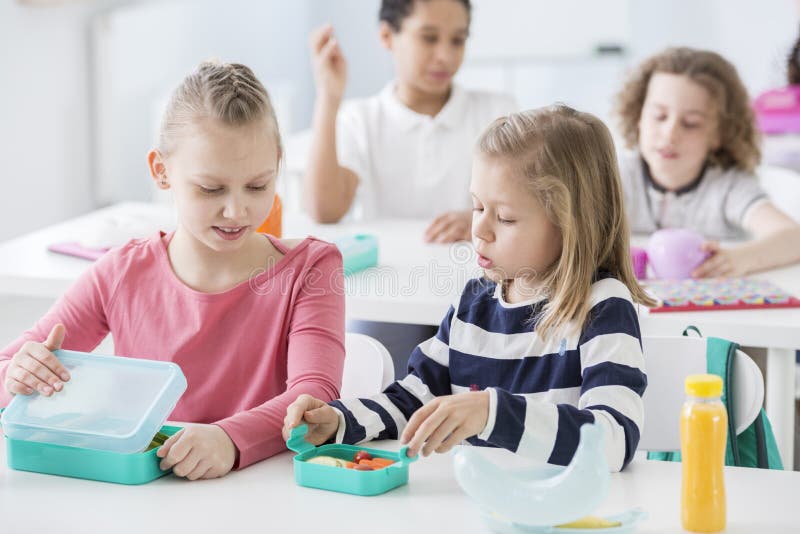 Mellanmåltid i en dagisgrupp Barn som öppnar deras mintkaramell royaltyfri foto Mellanmåltid i en dagisgrupp Barn som öppnar deras mintkaramell royaltyfri foto