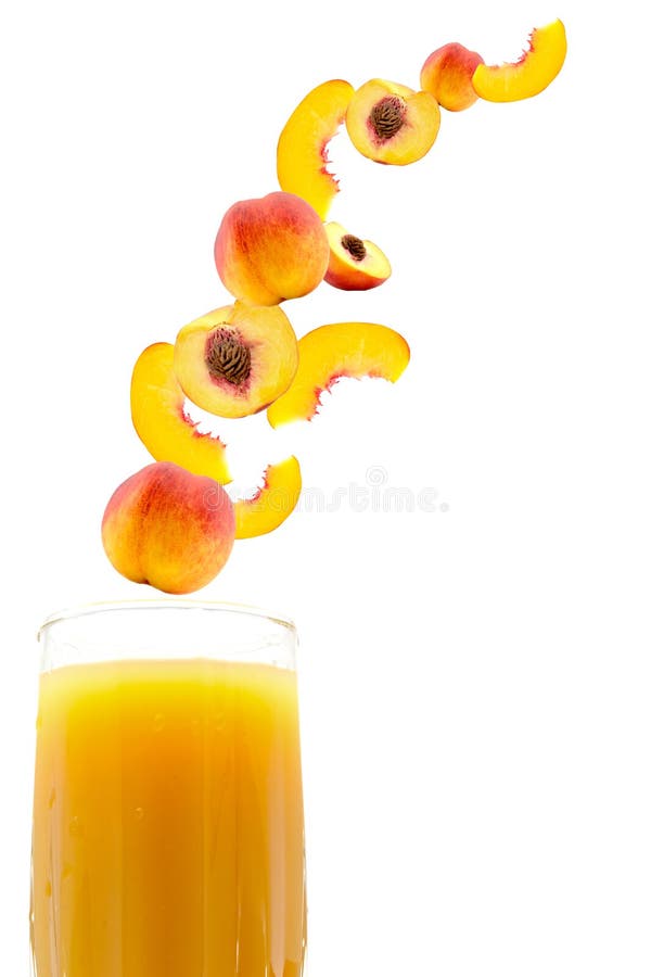 Melocotones que caen en un vidrio de jugo en el fondo blanco foto de archivo libre de regalías Melocotones que caen en un vidrio de jugo en el fondo blanco foto de archivo libre de regalías