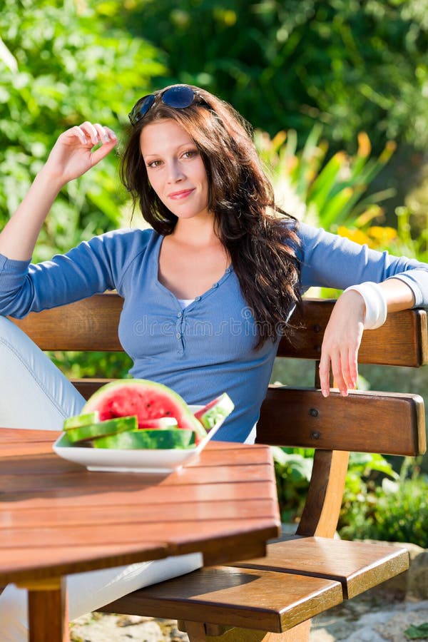 Melon frais d'été de belle femme de terrasse de jardin