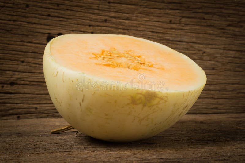 melon ( sunlady) skiva half På gammalt trä Morgon arkivbilder melon ( sunlady) skiva half På gammalt trä Morgon arkivbilder
