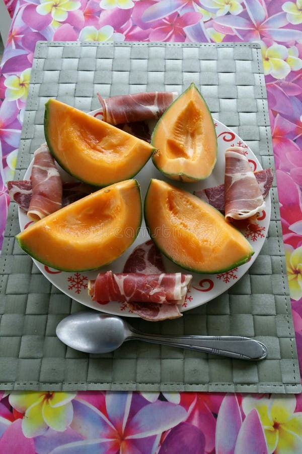 Melone e prosciutto curato immagine stock. Immagine di liscio - 76369223