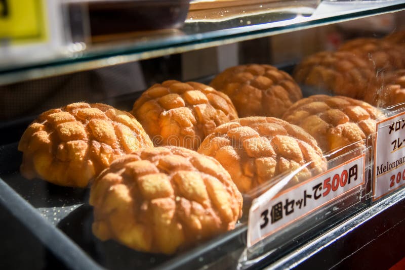 Melonpan jest Japońskim babeczką, Melonowy chleb. Melonowa niecka jest Japońskim babeczką, Japoński chleb jest deserowym Melonowym chlebem selekcyjna ostrość z Japońskim językiem jest ` Melonowym niecką 3 kawałka 500 jenów `