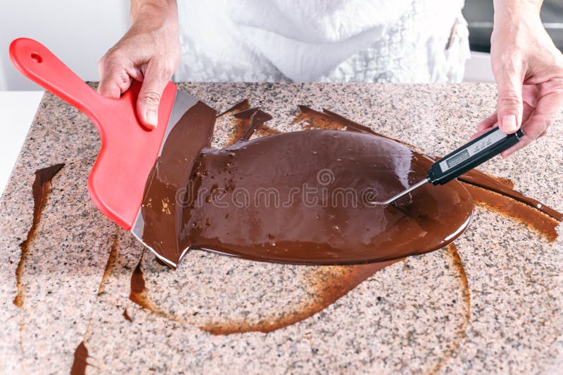 https://thumbs.dreamstime.com/b/melted-chocolate-measuring-temperature-77068527.jpg