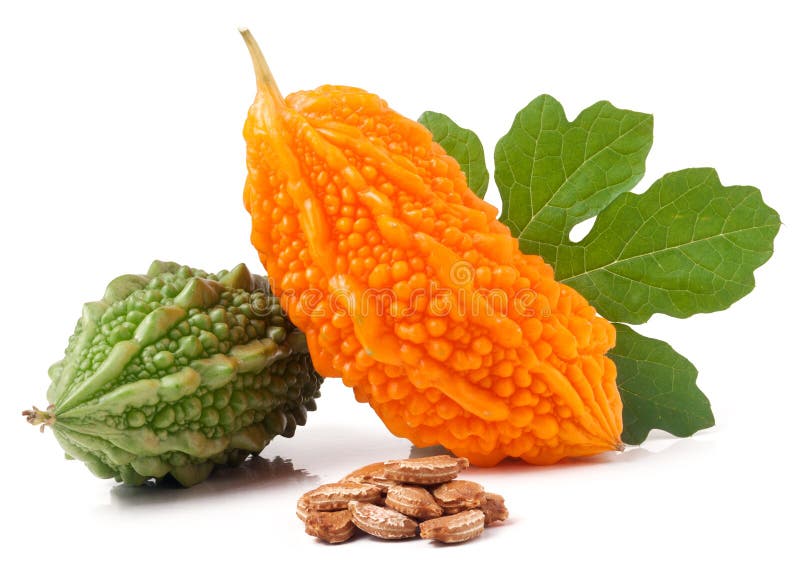 Melão ou momordica amargo verde e amarelo com a folha isolada no fundo branco imagem de stock Melão ou momordica amargo verde e amarelo com a folha isolada no fundo branco imagem de stock