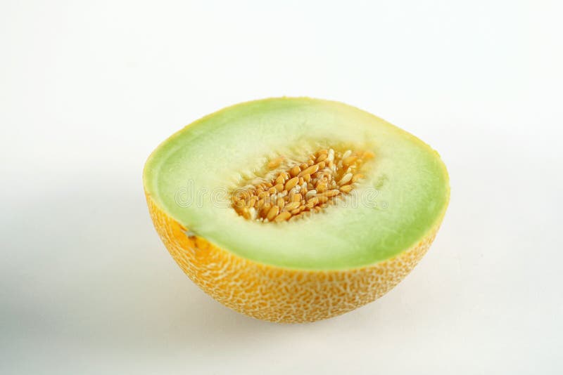 Melón amarillo verde blanco por completo y cantalupo cortado aislado en el fondo blanco foto de archivo libre de regalías Melón amarillo verde blanco por completo y cantalupo cortado aislado en el fondo blanco foto de archivo libre de regalías