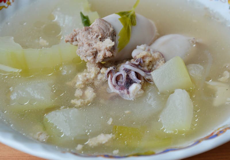 Melón de invierno y sopa rellena del calamar en cuenco fotografía de archivo libre de regalías Melón de invierno y sopa rellena del calamar en cuenco fotografía de archivo libre de regalías