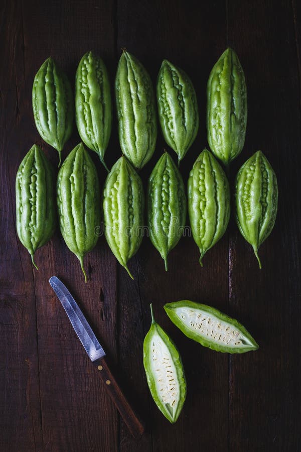 Melões amargos verdes fotografia de stock