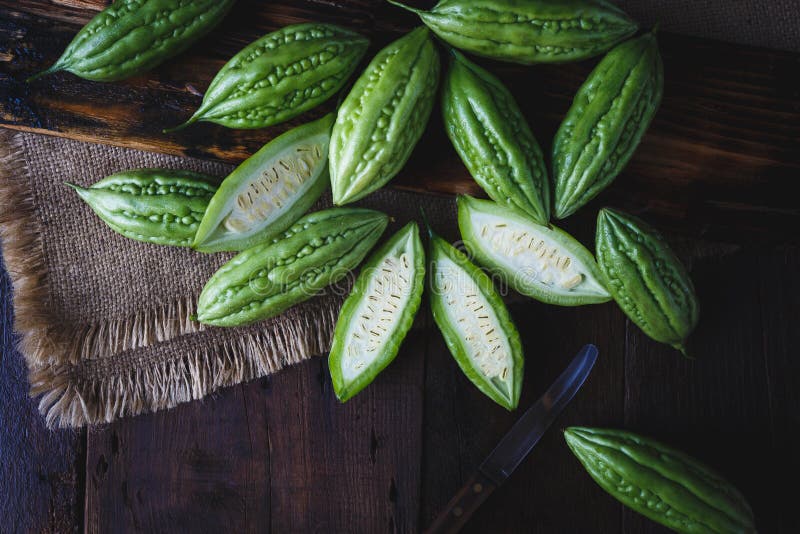 Melões amargos verdes fotografia de stock