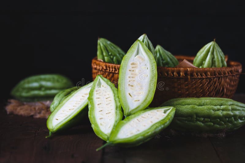 Melões amargos verdes imagem de stock