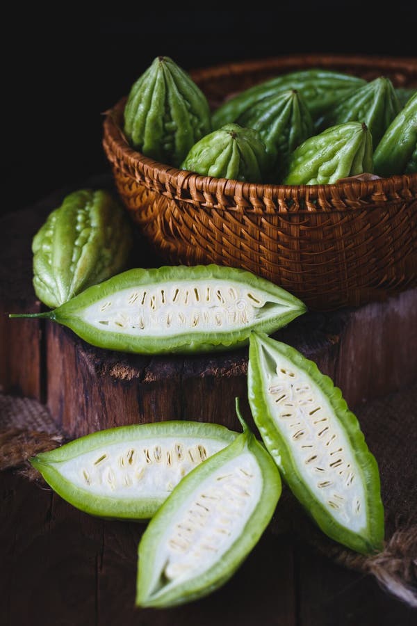 Melões amargos verdes fotografia de stock
