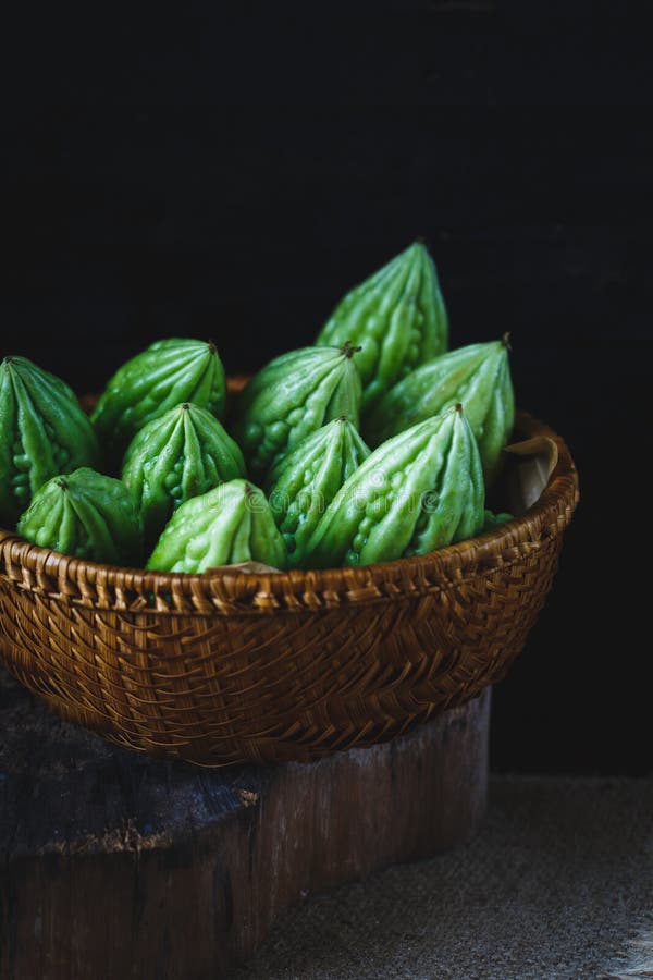 Melões amargos verdes fotos de stock