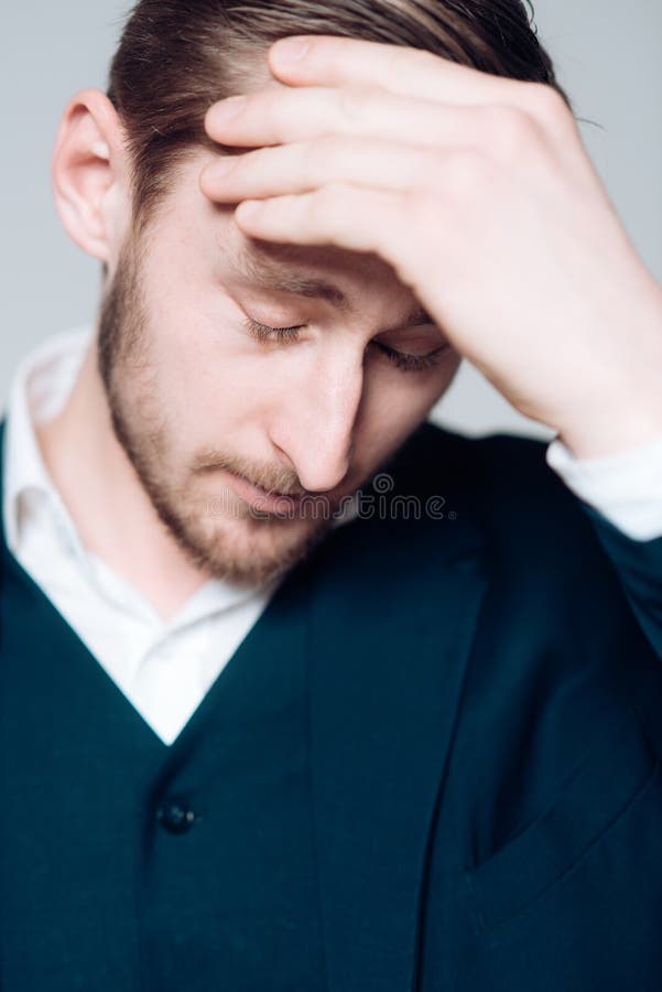 Mem?rias dolorosas O homem pensa sobre eventos horrívels fatigantes de seu pesar passado do indivíduo de suas ações no homem do p imagens de stock royalty free Mem?rias dolorosas O homem pensa sobre eventos horrívels fatigantes de seu pesar passado do indivíduo de suas ações no homem do p imagens de stock royalty free