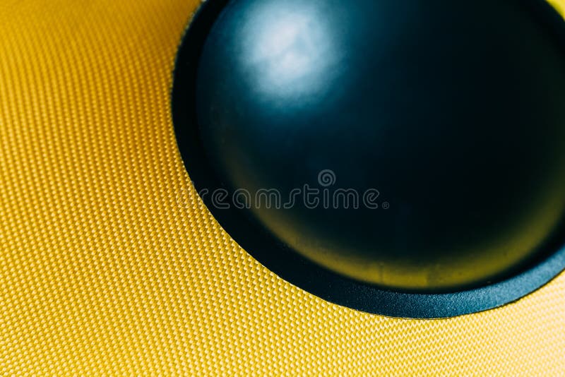 Membrana do Subwoofer ou orador dinâmico do som como o fundo da música, tiro de alta fidelidade amarelo do macro do altifalante fotografia de stock Membrana do Subwoofer ou orador dinâmico do som como o fundo da música, tiro de alta fidelidade amarelo do macro do altifalante fotografia de stock