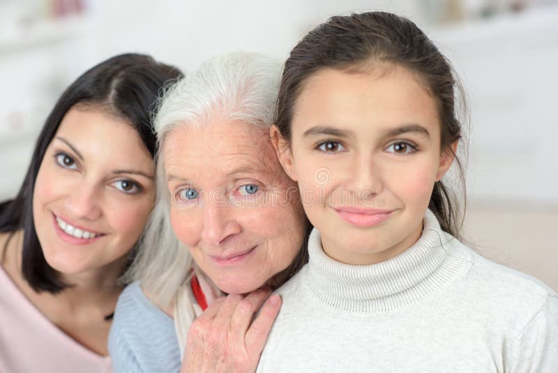 Membres de la famille féminins du portrait trois photographie stock libre de droits Membres de la famille féminins du portrait trois photographie stock libre de droits