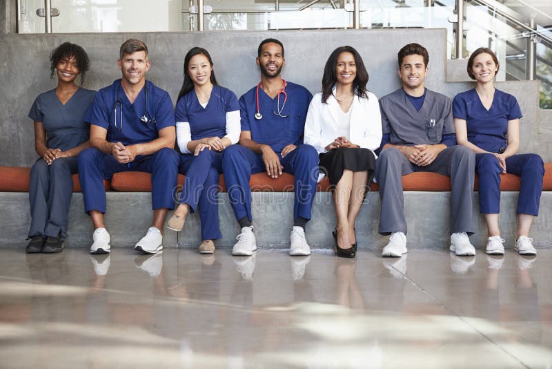 Membres du personnel soignant s'asseyant dans un hôpital moderne, angle faible image stock Membres du personnel soignant s'asseyant dans un hôpital moderne, angle faible image stock