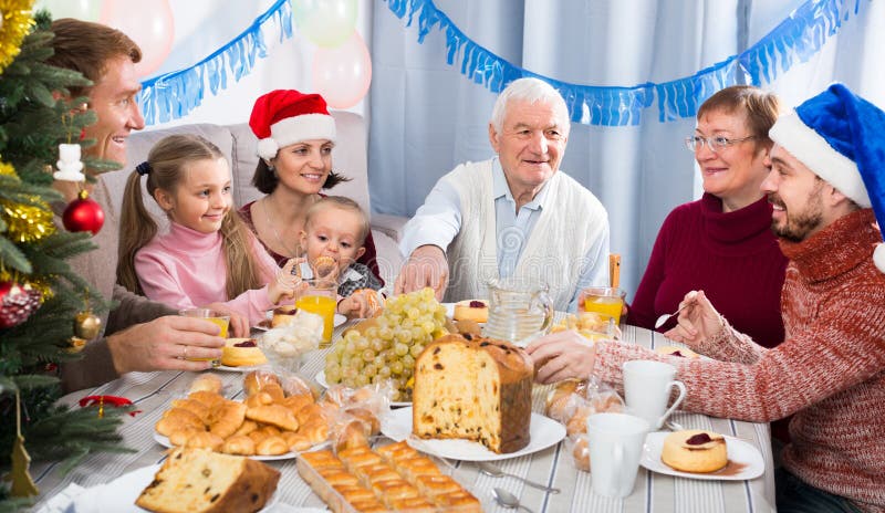 Membros da família de sorriso que fazem a conversação imagens de stock Membros da família de sorriso que fazem a conversação imagens de stock