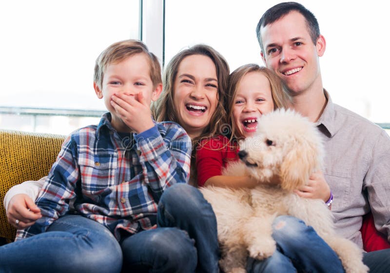 Membros da família que passam o tempo da qualidade junto imagens de stock Membros da família que passam o tempo da qualidade junto imagens de stock