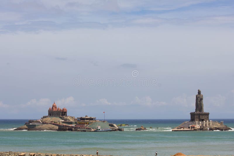 Memorial da rocha de Vivekananda e estátua de Thiruvalluvar no kanyakumari fotografia de stock royalty free Memorial da rocha de Vivekananda e estátua de Thiruvalluvar no kanyakumari fotografia de stock royalty free