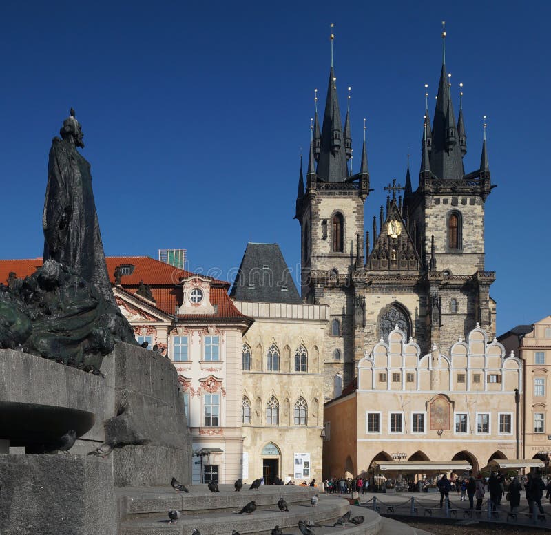 Memorial de Jan Hus com a igreja de nossa senhora antes de Tyn em Praga, República Checa foto de stock Memorial de Jan Hus com a igreja de nossa senhora antes de Tyn em Praga, República Checa foto de stock
