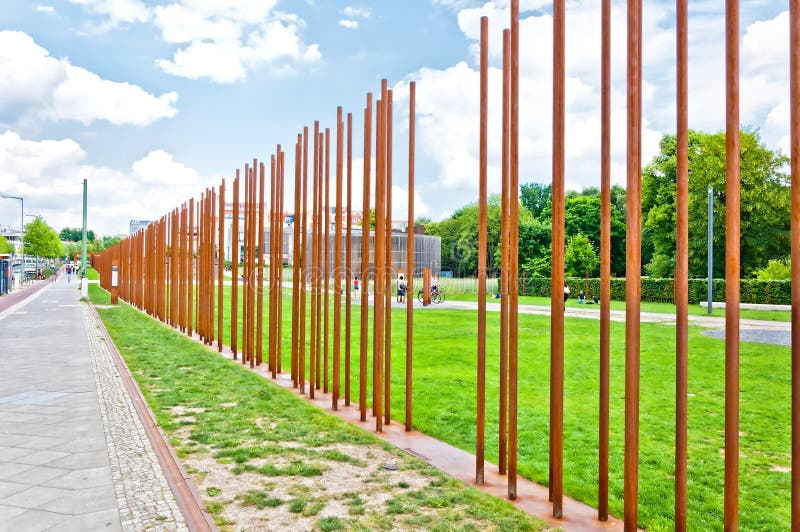 Memoriale a Berlin Wall in Bernauer Strasse, Berlino - Germania immagini stock libere da diritti Memoriale a Berlin Wall in Bernauer Strasse, Berlino - Germania immagini stock libere da diritti