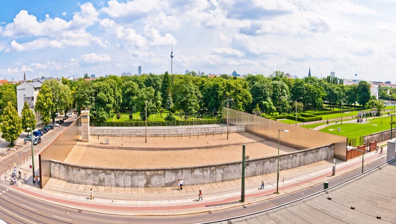Memoriale a Berlin Wall in Bernauer Strasse, Berlino - Germania fotografie stock Memoriale a Berlin Wall in Bernauer Strasse, Berlino - Germania fotografie stock