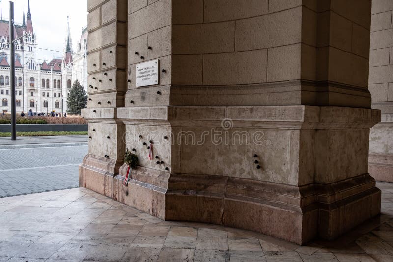 Memoriale davanti alla costruzione ungherese del Parlamento a Budapest, Ungheria fotografie stock Memoriale davanti alla costruzione ungherese del Parlamento a Budapest, Ungheria fotografie stock