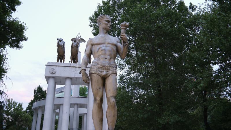 Memoriale degli eroi caduti della macedonia a zena park skopje. vita reale nella stagione calda della città. capitale di