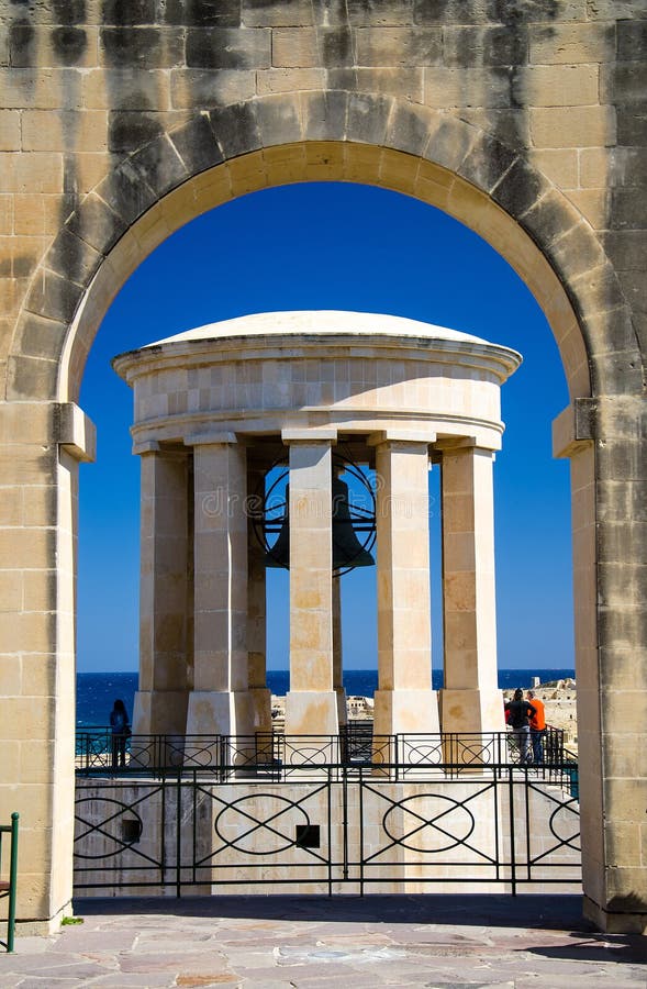 Memoriale di guerra di Bell di assediamento della seconda guerra mondiale, La Valletta, Malta immagini stock Memoriale di guerra di Bell di assediamento della seconda guerra mondiale, La Valletta, Malta immagini stock