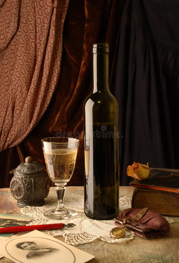Memorias y vino imagen de archivo libre de regalías Memorias y vino imagen de archivo libre de regalías