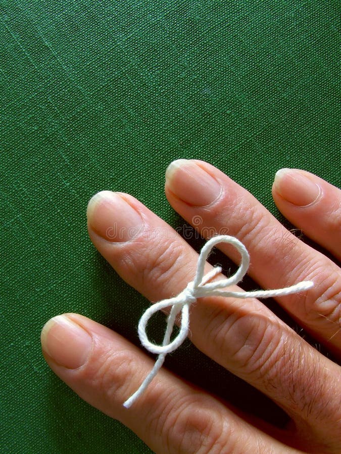 Stárnoucí ruce s délkou řetězce svázané kolem prstu.