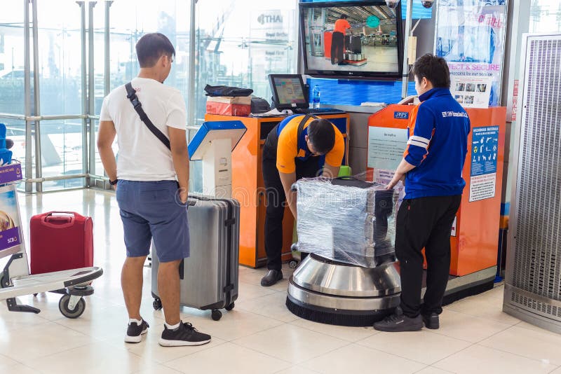 Men at Airport Luggage Wrapping Station Wrap Customers` Box Whil Editorial  Stock Image - Image of safety, wrap: 121845874