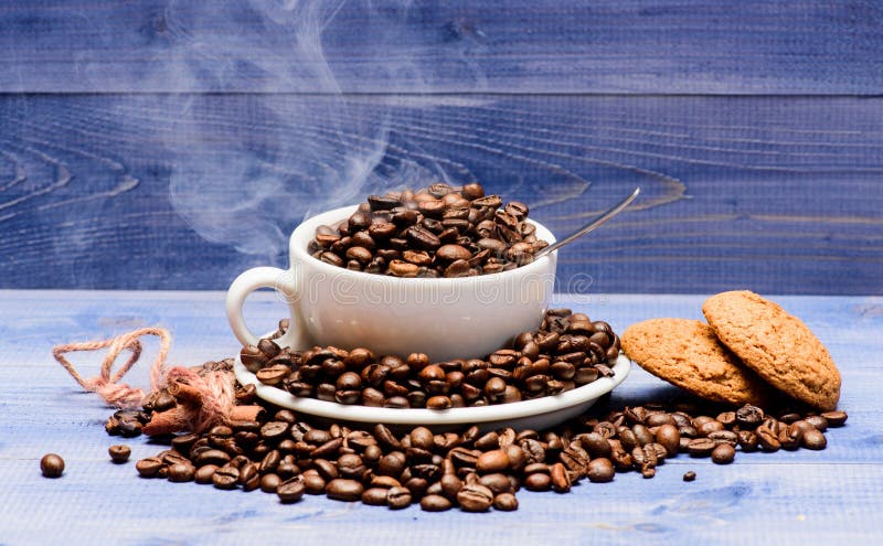 Men? de las bebidas del caf? Granos de caf? asados frescos Nubes blancas asadas marrones de las habas del café lleno de la taza d foto de archivo Men? de las bebidas del caf? Granos de caf? asados frescos Nubes blancas asadas marrones de las habas del café lleno de la taza d foto de archivo