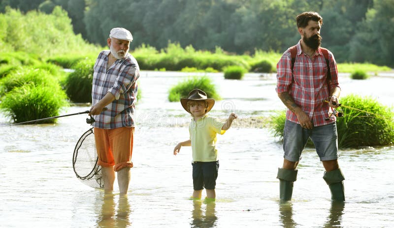 Men hobby. Sommardag. Flergenerationsfamilj för män. Familjefartyg som fiskar med snurrande garn. Fader undervisar son hur man fly arkivbilder