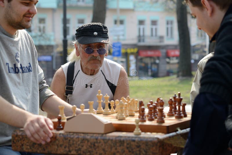 Cingapura-09 JUN 2018: Velho Chinês Joga Xadrez Na Cidade De Cingapura  China, Praça Aberta Imagem de Stock Editorial - Imagem de movimento,  verificadores: 161642239