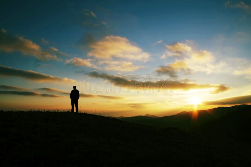 Hombre silueta sobre el atardecer.