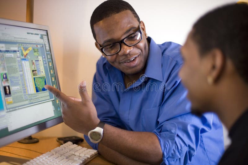 Istruttore di discutere di lavoro al monitor di un computer.