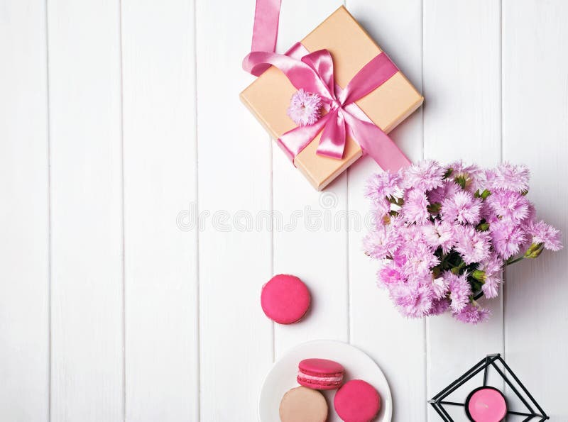 Menchii giftbox z różowym faborkiem i kwiaty obrazy stock Menchii giftbox z różowym faborkiem i kwiaty obrazy stock
