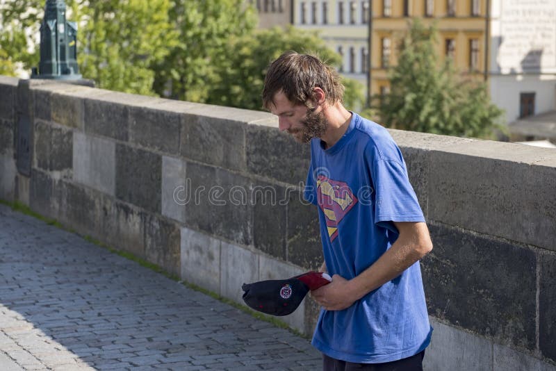 Mendiant à Prague image libre de droits