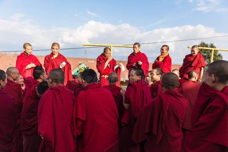 Menge von den tibetanischen Mönchen, die auf freundlichen hochrangigen Mönch im Bereich von Rumtek-Kloster nahe Gangtok warten Si lizenzfreie stockbilder Menge von den tibetanischen Mönchen, die auf freundlichen hochrangigen Mönch im Bereich von Rumtek-Kloster nahe Gangtok warten Si lizenzfreie stockbilder