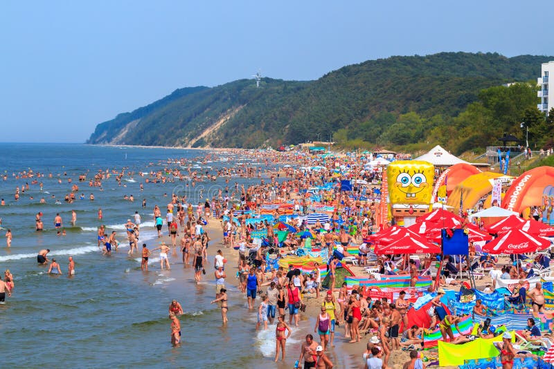 Menge von Sunbathers durch das Meer - Polen-baltisches Meer lizenzfreies stockbild Menge von Sunbathers durch das Meer - Polen-baltisches Meer lizenzfreies stockbild