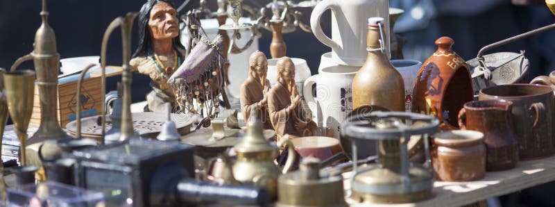 Mengeling van decoratieve keukenkeramiek bij vlooienmarkt royalty-vrije stock afbeeldingen Mengeling van decoratieve keukenkeramiek bij vlooienmarkt royalty-vrije stock afbeeldingen