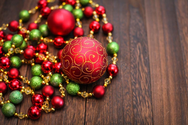 Mengeling van rode, groene, en gouden Kerstmisballen Nieuwjaardecor voor boom op donkere houten achtergrond stock afbeeldingen Mengeling van rode, groene, en gouden Kerstmisballen Nieuwjaardecor voor boom op donkere houten achtergrond stock afbeeldingen