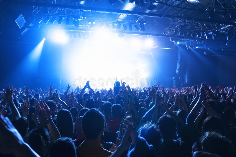 Mengenschattenbilder am Musikkonzert lizenzfreie stockfotos Mengenschattenbilder am Musikkonzert lizenzfreie stockfotos